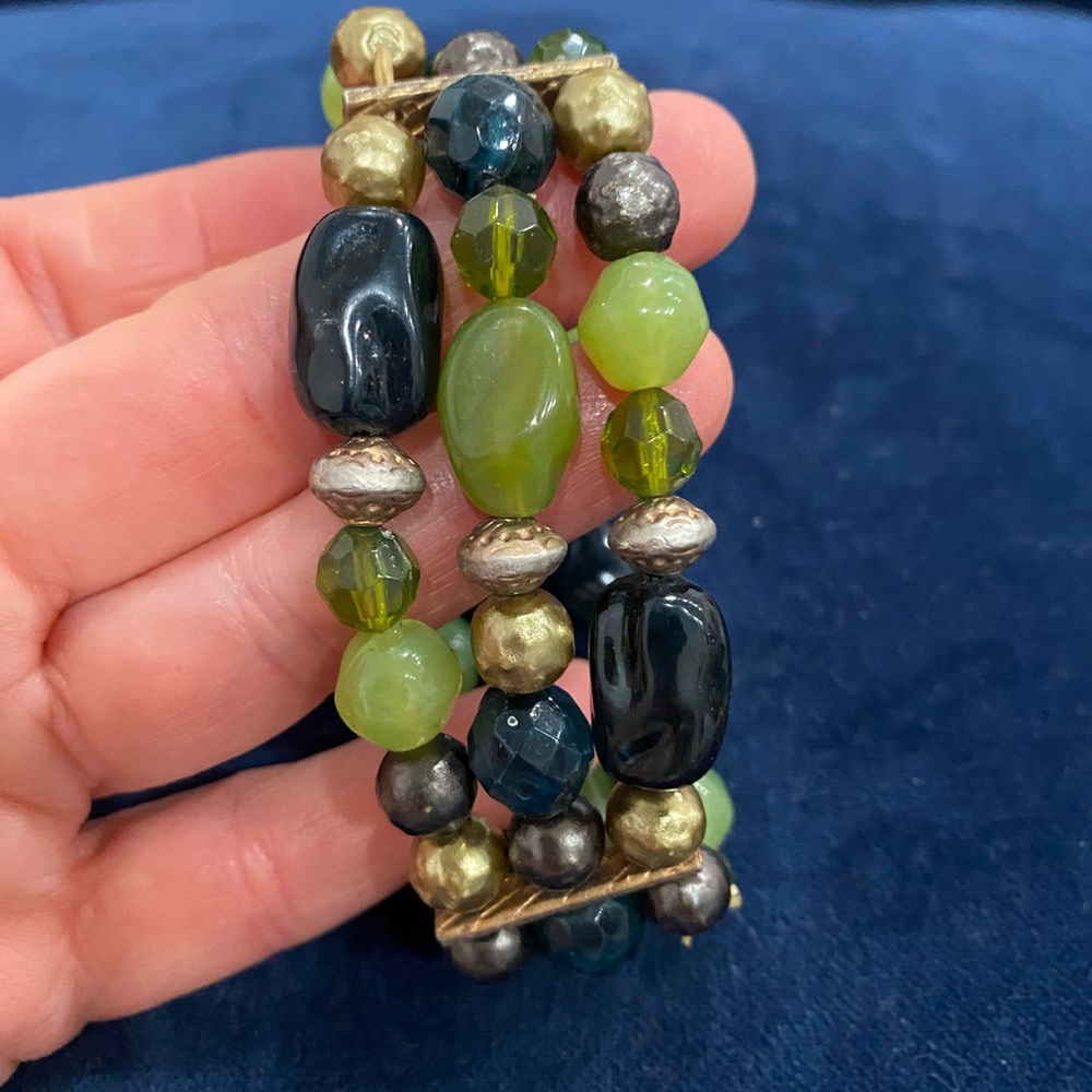 Green and gold elastic beaded bracelet